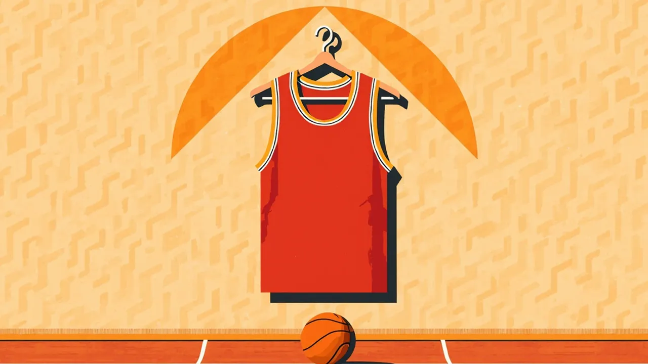 Un maillot de basketball rouge et or sur un cintre au-dessus d'un ballon de basketball posé sur un parquet en bois, devant un motif géométrique de tissu africain.