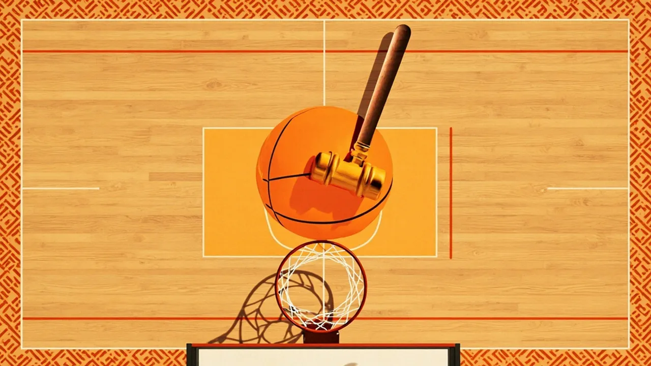 Un terrain de basketball vide vu du dessus avec un marteau en bois posé sur la table des marqueurs et un panier inutilisé projetant une ombre, encadré par un motif géométrique vert et blanc.