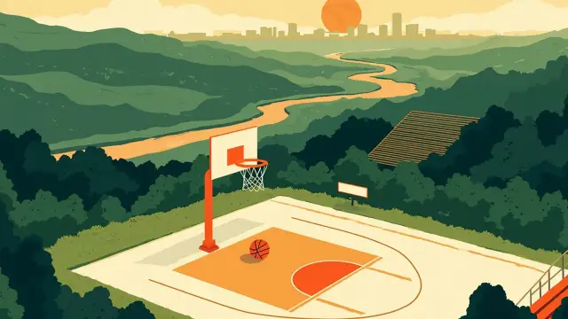 Un terrain de basketball 3x3 en extérieur, aménagé dans un vaste paysage verdoyant de vallée fluviale au crépuscule, avec un ballon orange en train de monter cadré par le panier, une ligne d'horizon urbaine au loin et une petite tribune bien remplie.
