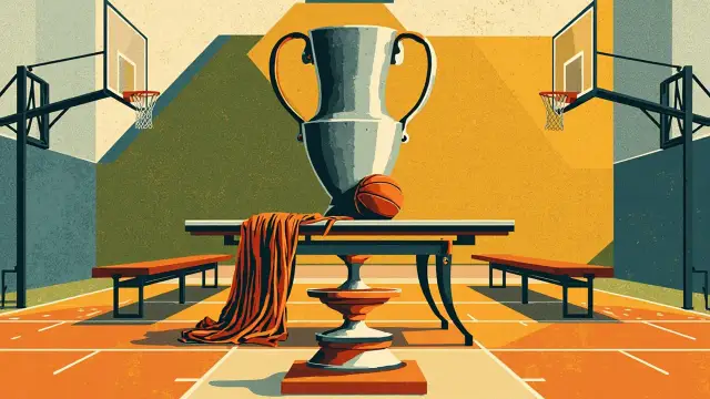Trophée ya kombe ya fedha iliyowekwa kwenye meza ya uandikaji wa pointi, mpira wa kikapu chini yake, ukuta wa pete kando yake, benchi za timu zikiwa tupu, na mandhari ya nyuma iliyo na mistari ya rangi za kijani, njano na bluu.