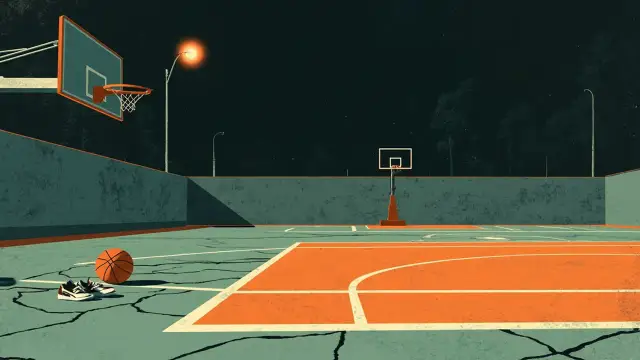 Un terrain de basket extérieur plongé dans l'obscurité, vu de derrière le panier, avec un ballon sur la ligne de lancer franc, une paire de baskets sur le bord du terrain et un ruban de deuil noir sur le filet.